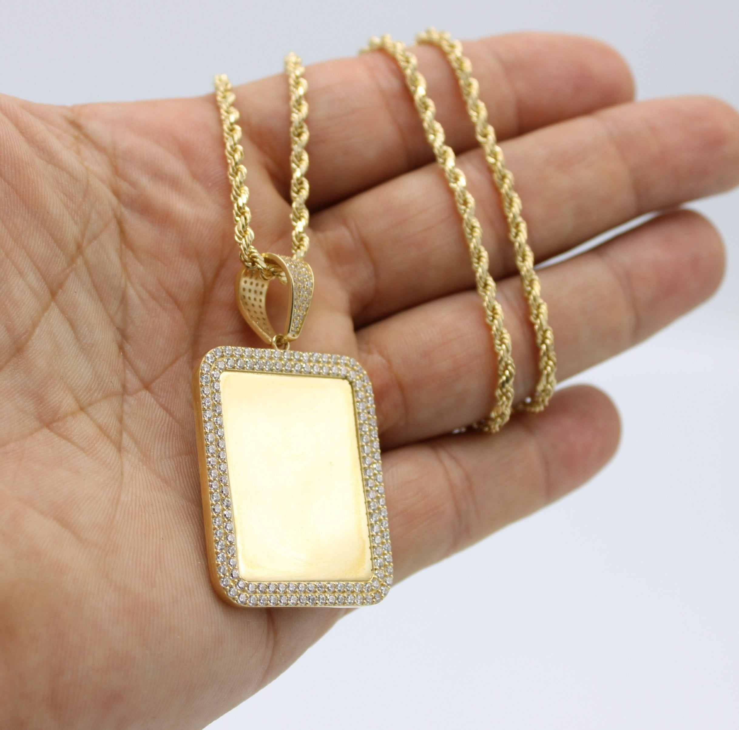 Rope chain deals with diamond pendant