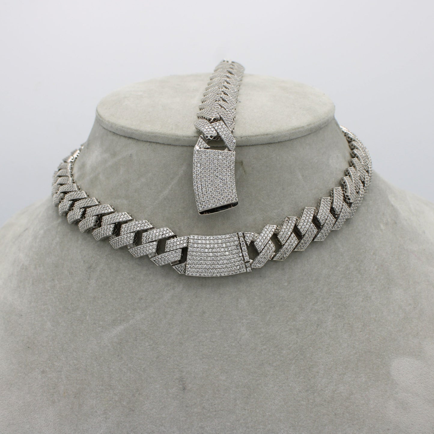 Offer $13,570.00 Set Choker With Bracelet Cz Stones White Gold