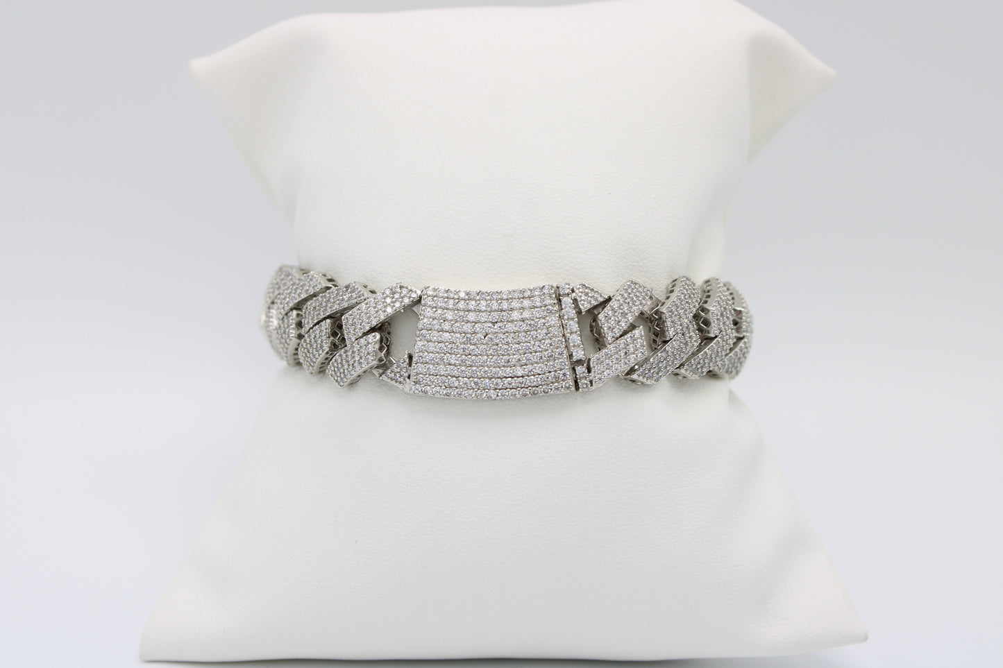 Offer $11,000.00 Set Choker With Bracelet Cz Stones White Gold